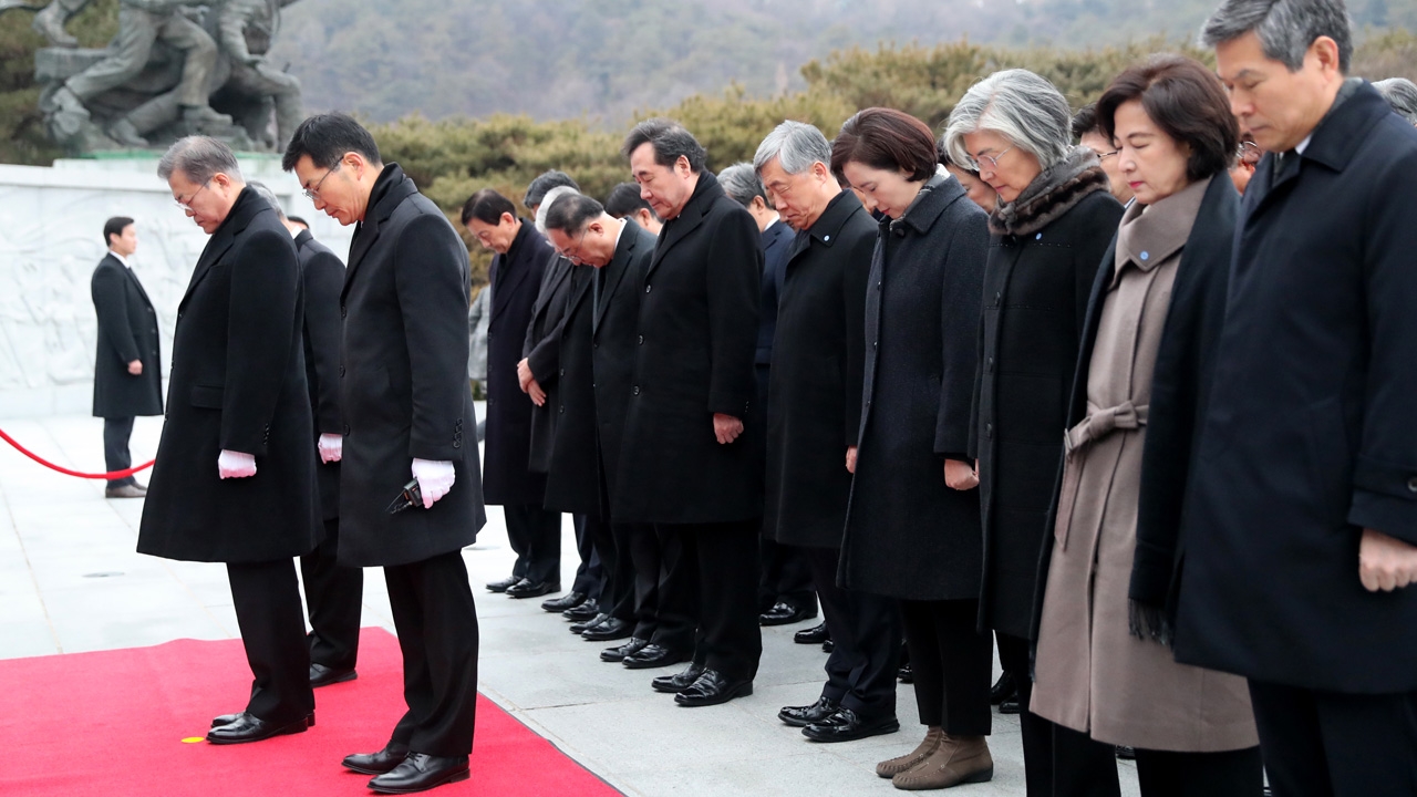 ▲ 문재인 대통령이 2일 오전 서울 동작동 국립서울현충원에서 추미애 신임 법무부 장관(오른쪽 두 번째) 등 국무위원들과 함께 현충탑을 찾아 헌화, 분향한 뒤 묵념하고 있다. 오른쪽부터 정경두 국방부 장관, 추미애 법무부 장관, 강경화 외교부 장관, 유은혜 사회부총리 겸 교육부 장관, 최재형 감사원장, 이낙연 국무총리, 홍남기 경제부총리 겸 기획재정부 장관.