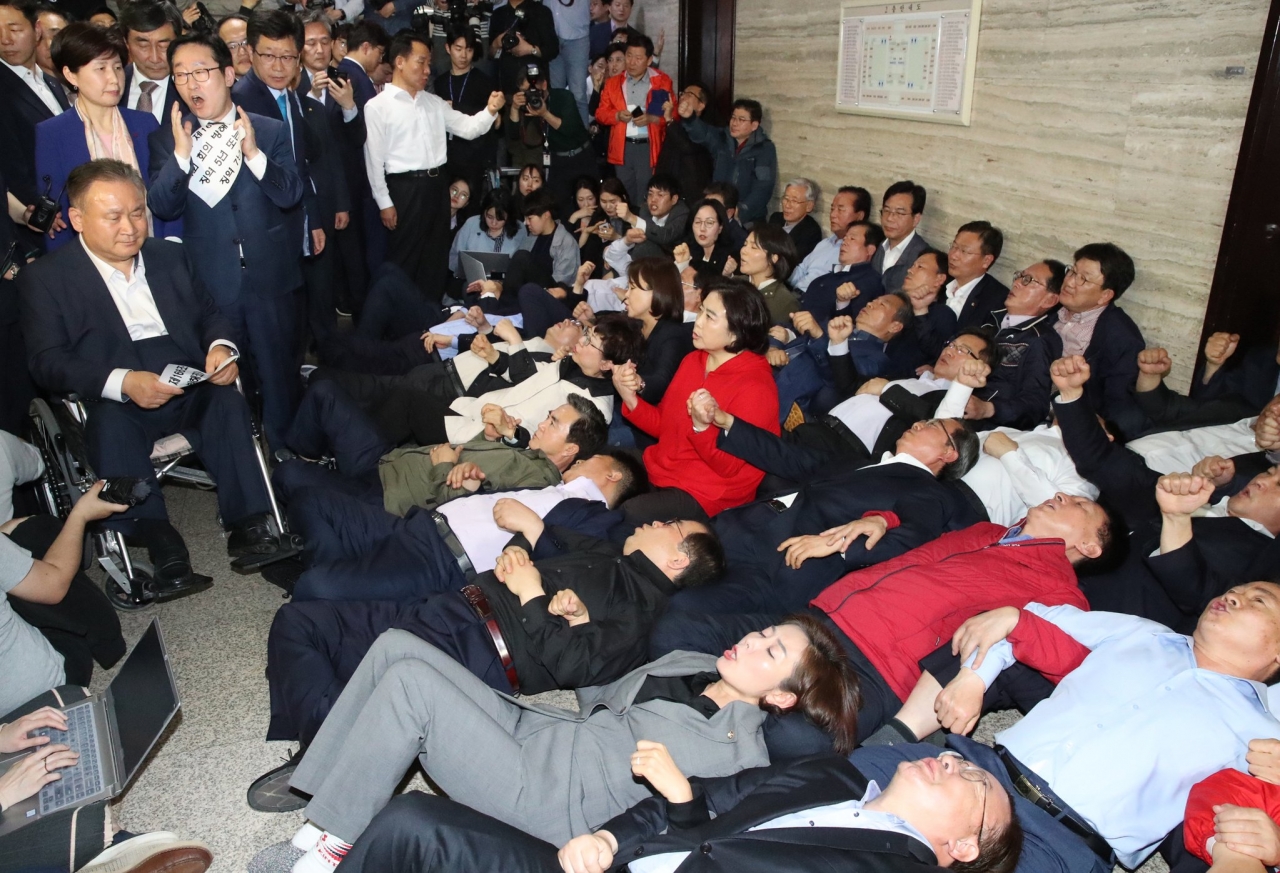 ▲ 지난해 4월 26일 당시 국회 회의실 앞에 드러누워 진입 막는 자유한국당