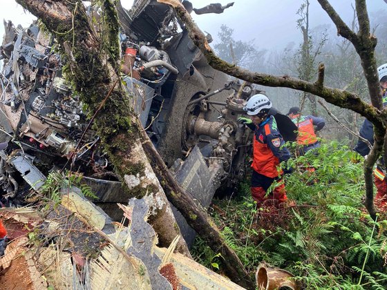 ▲ 대만 공군 소속 UH-60 M 블랙호크 헬기 한 대가 2일 신베이시 우라이 산 지역에 비상착륙한 가운데 8명이 사망했다. (사진=AP/연합)