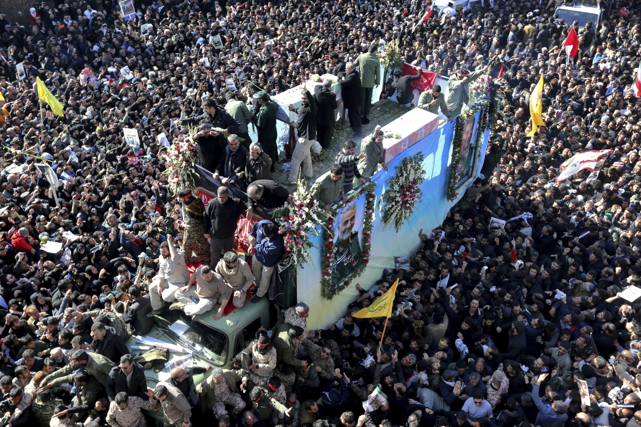 ▲ 이란 케르만에서 미군의 이라크 공습으로 사망한 거셈 솔레이마니 사령관의 장례식이 이행되고 있다. 사진은 군중이 솔레이마니의 관을 실은 트럭을 에워싼 모습. 2020.1.8.