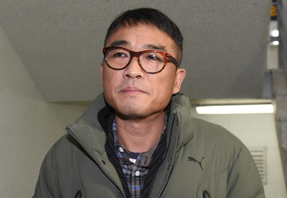 ▲가수 김건모가 성폭행 혐의 조사를 받기 위해 15일 오전 서울 강남경찰서에 출석하고 있다. (사진=연합뉴스)
