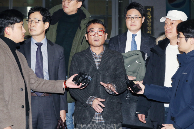 ▲성폭행 혐의을 받는 가수 김건모(52)가 15일 피의자 조사를 마친 뒤 서울 강남경찰서를 빠져나온 뒤 취재진의 질문에 답하고 있다. (사진=연합뉴스)