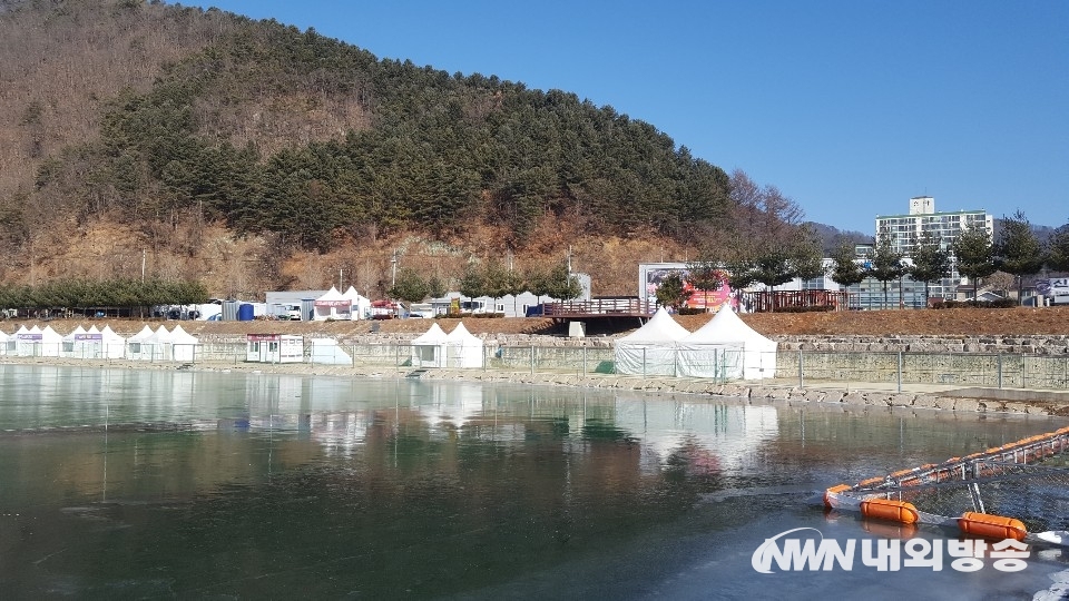 ▲지난해엔 100만 명에서 120만 명 정도의 방문객이 찾았던 화천산천어축제가 올해는 얼음이 얼지않아 행사 진행에 어려움을 겪고 있다. (사진=내외방송 정동주 기자)