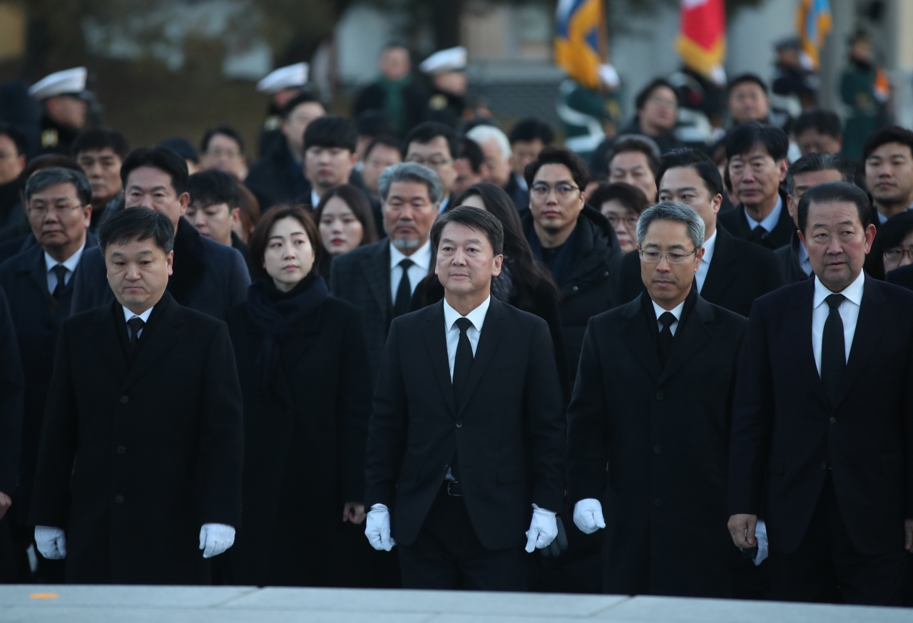 ▲ 바른미래당 안철수 전 의원이 20일 오전 서울 동작구 국립서울현충원을 찾아 현충탑을 참배하고 있다.