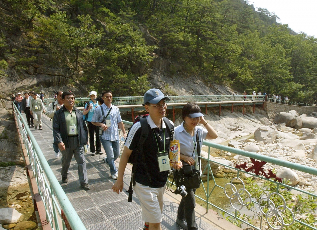 ▲ 지난 2004년 6월 북한 금강산에서 관광을 하고 있는 남한 관광객들. (사진=자유아시아방송)