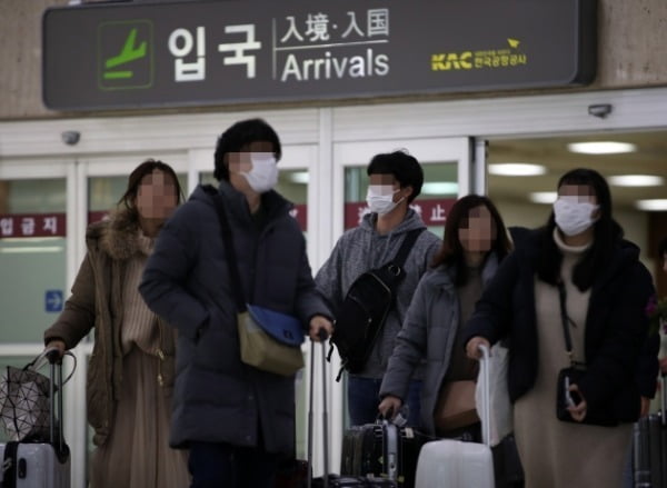 ▲ 중국발 우한 폐렴 공포가 전 세계를 강타한 가운데 지난 24일 김포공항에서 마스크를 쓴 이용객들이 이동하고 있다. (사진=연합뉴스)