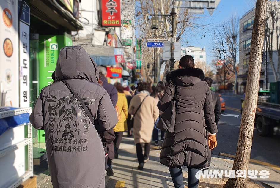 ▲7일 오전 서울 종로구 한 거리에서 시민들이 걸음을 재촉하고 있다. 2020.02.07.  (사진=내외방송 최유진 기자)