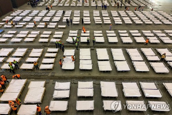 ▲우한 전시장의 신종코로나 환자 위한 병상. (사진=AFP)