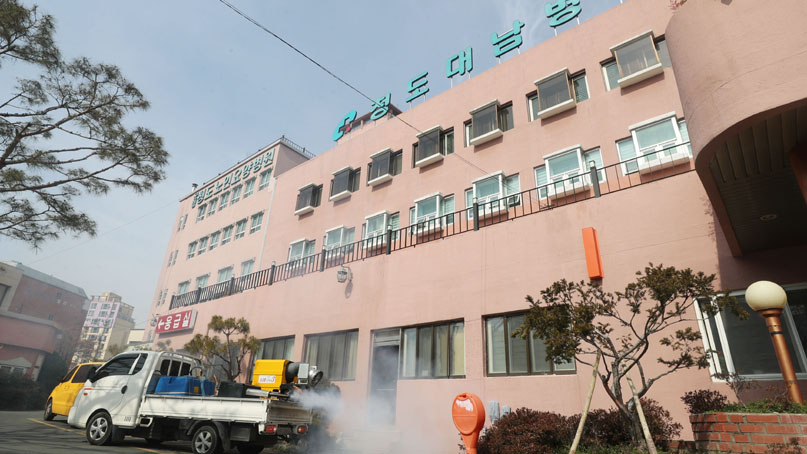 ▲경북 청도대남병원에서 질병관리본부 관계자가 소독차로 방역 소독을 하고 있다. (사진=연합뉴스)