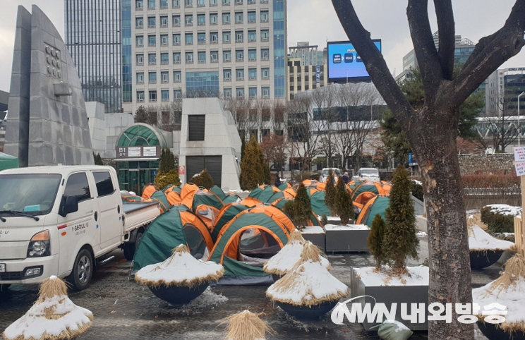 ▲광화문 세종대로 불법 집회천막 행정대집행 사진. (사진=서울시 제공)