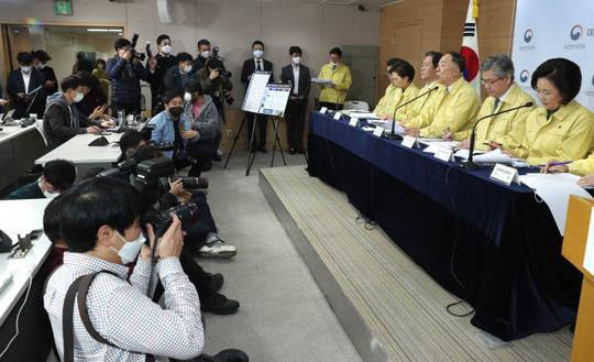 홍남기(오른쪽에서 3번째) 경제부총리 겸 기획재정부 장관이 28일 오전 서울 종로구 정부서울청사에서 코로나19 파급영향 최소화 등 민생경제 종합대책을 발표하고 있다. (사진 연합뉴스)