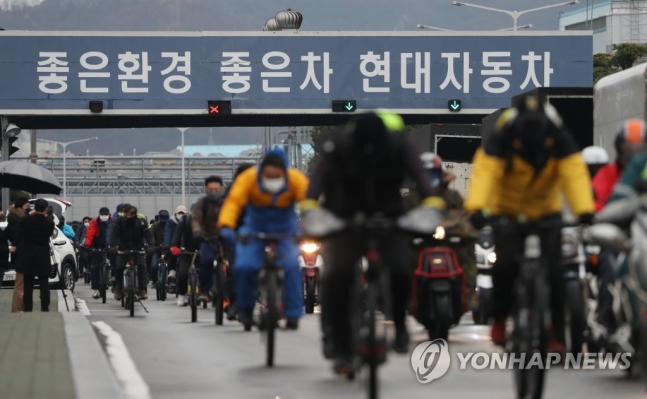 ▲ 지난달 28일 오후 현대차 울산공장에서 코로나19 확진자가 나오자 근무자들이 퇴근하는 모습  (사진=연합뉴스)