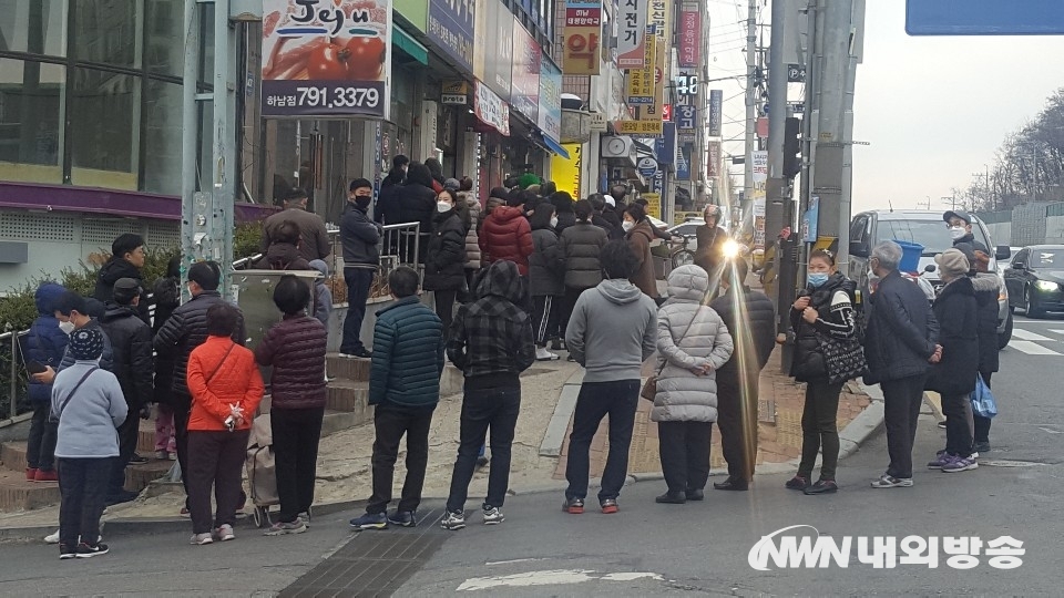 ▲7일 오전 하남시에 있는 한 약국 앞에서 시민들이 마스크를 구매하기 위해 줄을 서서 기다리고 있다. 2020.03.07. (사진=내외방송 정동주 사진전문기자)