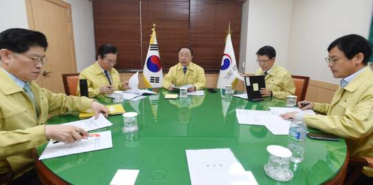 홍남기 경제부총리 겸 기획재정부 장관(가운데)이 10일 오전 서울 종로구 정부서울청사에서 관계장관회의(녹실회의)를 주재하고 있다. (사진 = 기재부 제공)