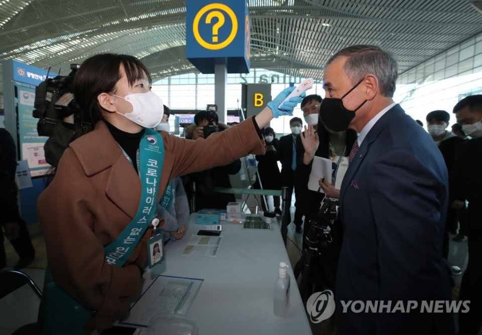 인천국제공항에서 체온측정하는 해리스 미국대사 (사진 = 연합뉴스)