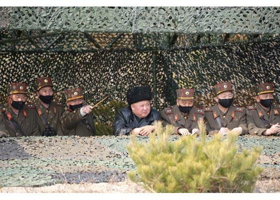 13일 로동신문은 김정은 위원장이 지난 12일 인민군 제７군단과 제９군단관하 포병부대들의 포사격대항경기를 지도했다고 보도했다. (사진=로동신문)