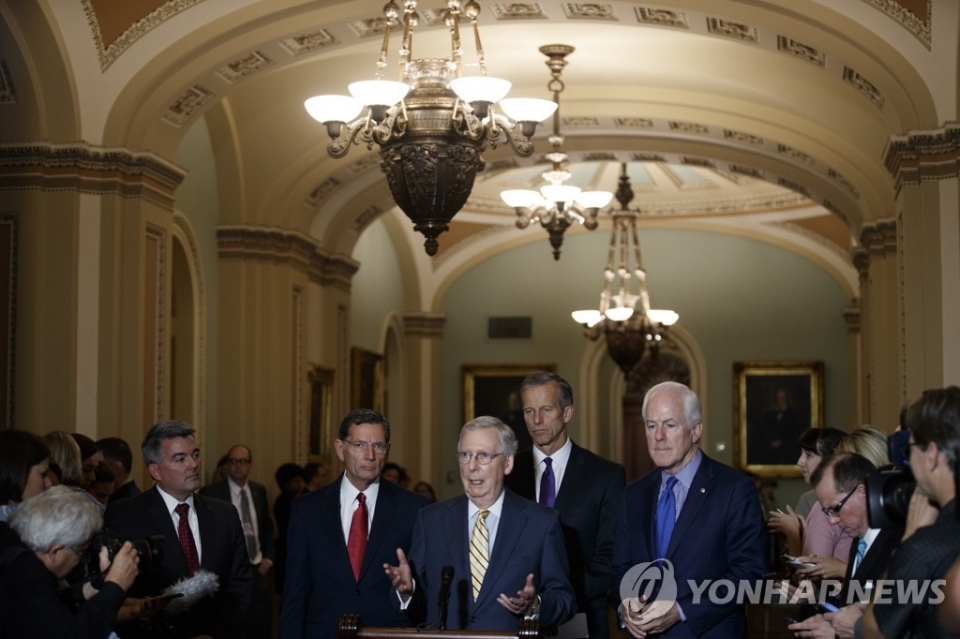 경기부양 법안에 대해 설명하는 미국 공화당 미치 매코널 상원 원내대표 [EPA=연합뉴스]