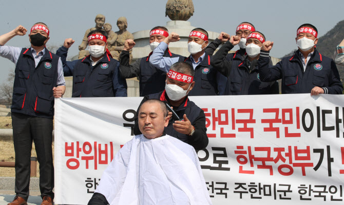 ▲ 25일 전국주한미군한국인노동조합 위원장 최응식씨가 청와대 분수대 앞에서 방위비 제도 개선을 요구하며 삭발식을 진행했다. (사진=연합뉴스)