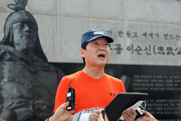 국민의당 안철수 대표가 1일 전남 여수시 이순신광장에서 국토 400km 종주를 시작하기에 앞서 입장을 발표하고 있다. (사진=연합뉴스)