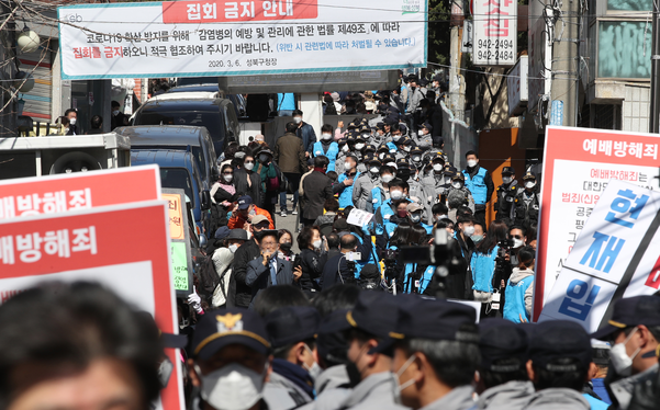 ▲ 지난 29일 전광훈 한국기독교총연합회 목사가 이끄는 사랑제일교회 주일 연합예배에 참석한 사람들의 모습 (사진=연합뉴스)