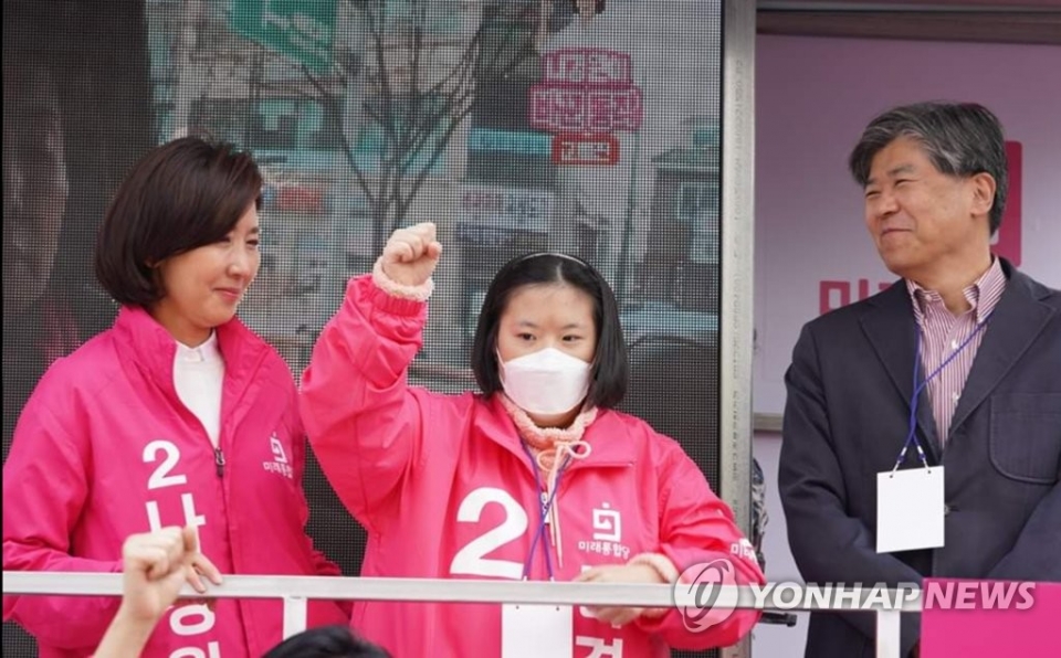 ▲ 2일 서울 동작구 태평백화점 앞에서 열린 선거출정식에 나경원 후보가 가족과 함께 참석했다. (사진=연합뉴스)