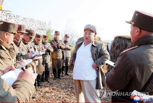 김정은 북한 국무위원장이 "인민군 군단별 박격포병 구분대들의 포사격훈련을 지도하시였다"고 조선중앙통신이 보도했다. (사진=연합뉴스)