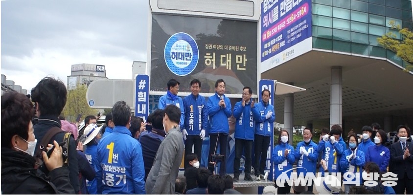 ▲ 더불어민주당 이낙연 상임공동선대위원장이 포항북구 오중기, 남구울릉군 허대만 후보 지원 유세를 하고 있다. 2020.04.13. (사진=내외방송 허명구 기자)
