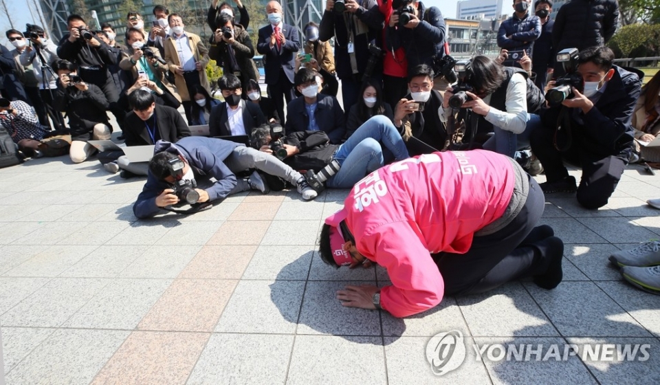 ▲ 14일 서울 종로 국회의원 후보로 출마한 미래통합당 황교안 대표가 서울 종로구 보신각 앞에서 대국민 기자회견을 하며 국민에게 큰절을 올리고 있다. (사진=연합뉴스)