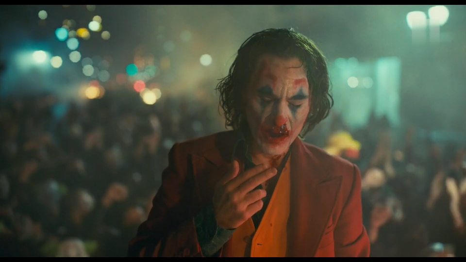 지난해 사회 불평등이 투영된 영화 ‘조커(Joker)가 인기를 누렸고, 전 세계적으로 불평등에 대항해 새하얀 얼굴에 입 주변을 새빨갛게 칠한 채 활짝 웃는 모습으로 보는 사람을 오싹하게 만드는 ‘조커 페이스’로 시위에 참여하는 ’조커이즘‘이 확산되고 있다. (사진= 영화 캡처)