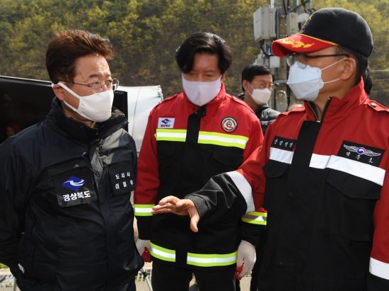 이철우 경북도지사와 박종호 산림청장이 25일 오전 경북 안동시 풍천면 인금리 산불현장에서 산불진화대책에 대해 이야기하고 있다. (사진=연합뉴스)