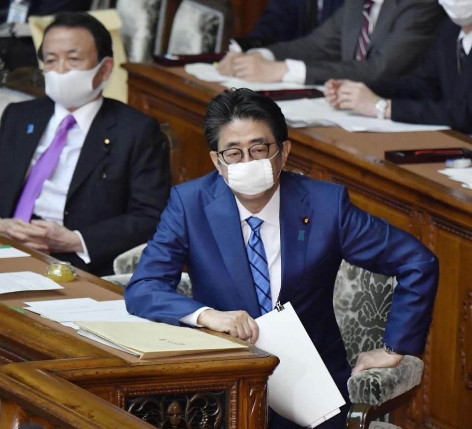 지난 27일 일본 중의원 본회의에서 추가경정 예산안에 대한 심의가 본격적으로 시작된 가운데 아베 신조 일본 총리가 마스크를 착용하고 회의에 참석 중이다. (사진=연합뉴스)