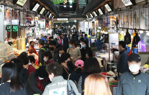 27일 경기도 수원시 못골종합시장이 시민들로 붐비고 있다. (사진=연합뉴스)