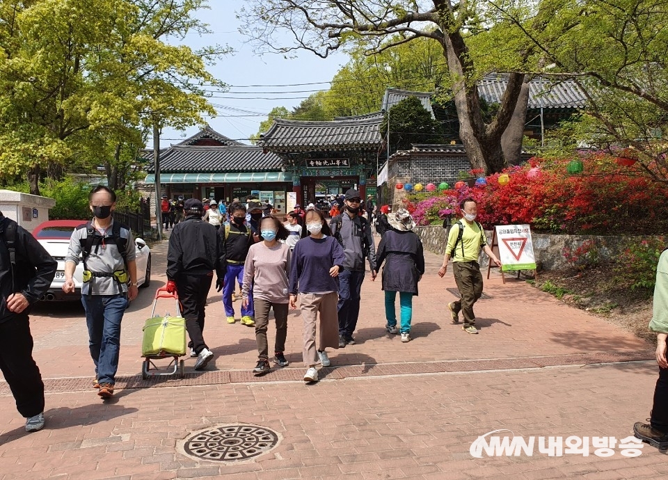 ▲부처님오신날을 맞이해 서울 도봉산 입구 광윤사에는 마스크를 착용한 신도와 시민들의 발길이 이어졌다. 2020.04.30. (사진=내외방송 정옥희 기자)