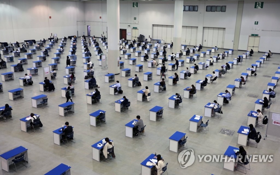 한국개발연구원(KDI)은 2분기 이후 청년 고용충격이 본격화되므로 청년 채용장려금과 같은 지원을 확대할 필요가 있다고 지적했다. 사진은 2일 대구시 북구 엑스코에서 열린 한국산업기술평가관리원 채용시험 장면. (사진=연합뉴스)