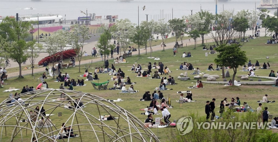 코로나19 방역체계가 '생활 속 거리 두기'로 전환된 후 첫 주말인 10일 오후 서울 여의도 한강공원에서 시민들이 돗자리를 펴고 앉아 휴식을 취하고 있다. (사진=연합뉴스)