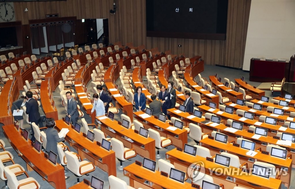 20일 국회 본회의장에서 열린 제378회 국회(임시회) 제1차 본회의를 마친 의원들이 본회의장을 나서고 있다. (사진=연합뉴스)