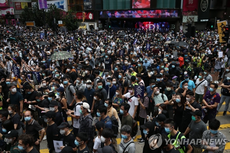 중국 전국인민대표대회(전인대)가 홍콩 의회 대신 '홍콩 국가보안법'(홍콩보안법)을 직접 제정하려 하자 반발한 홍콩 시민들이 24일 번화가인 코즈웨이베이로 몰려나와 시위를 벌이고 있다. (사진=연합뉴스)