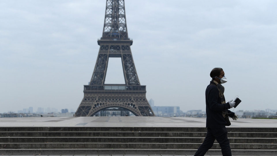▲ 마스크를 쓰고 프랑스 파리 에펠탑 앞을 지나는 시민 (사진=SBS)