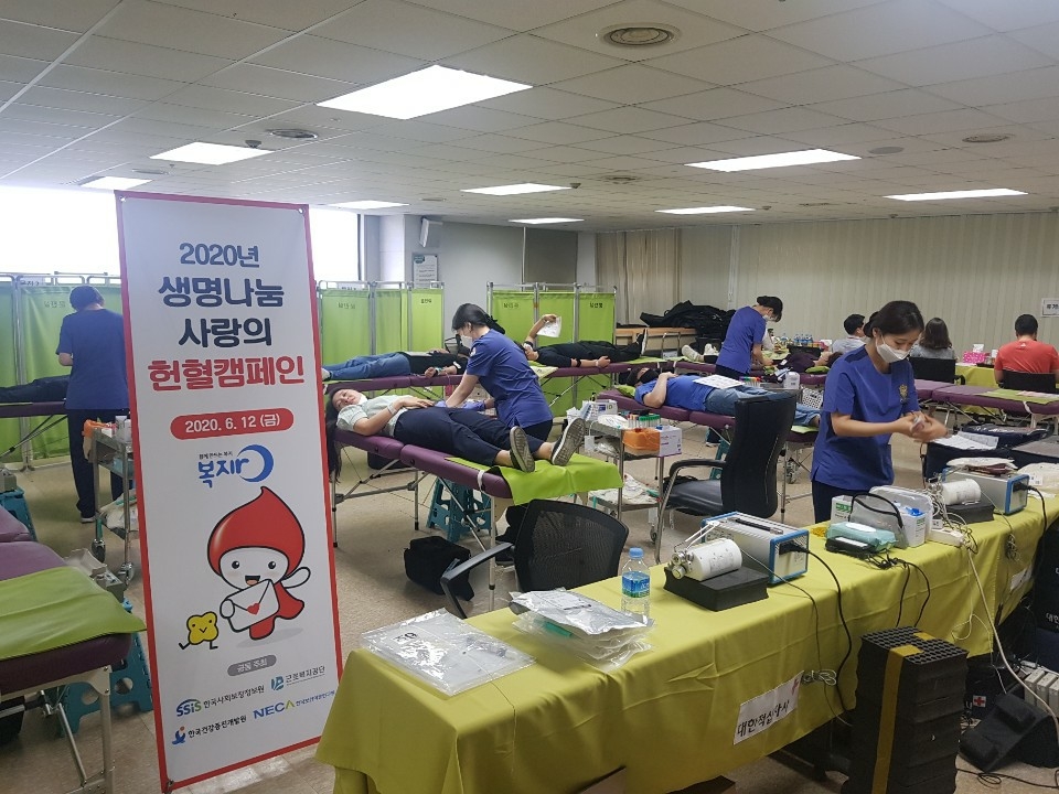 한국사회보장정보원은 12일 코로나19 장기화로 헌혈인원이 감소해 헌혈보유량이 급감한 시기에 직원들의 자발적인 참여가 이어지면서 올해 세 번째 단체헌혈을 실시해 사랑 전하기에 동참했다.