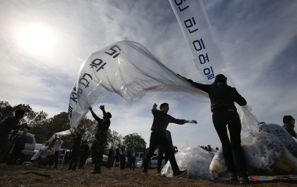 2016년 4월 2일 경기도 파주시 접경지역에서 자유북한운동연합 등 탈북자 단체들이 대북 전단을 날리는 모습. (사진=연합뉴스)