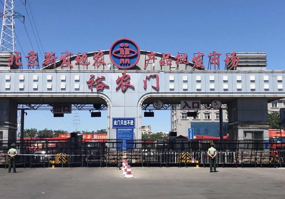 14일 중국 베이징 신파디 농산물 도매시장 앞을 무장 경찰이 지키고 있다. 13일 베이징에서는 36명의 코로나19 환자가 발생했으며, 모두 이 시장과 관련 있다고 알려졌다. (사진=연합뉴스)