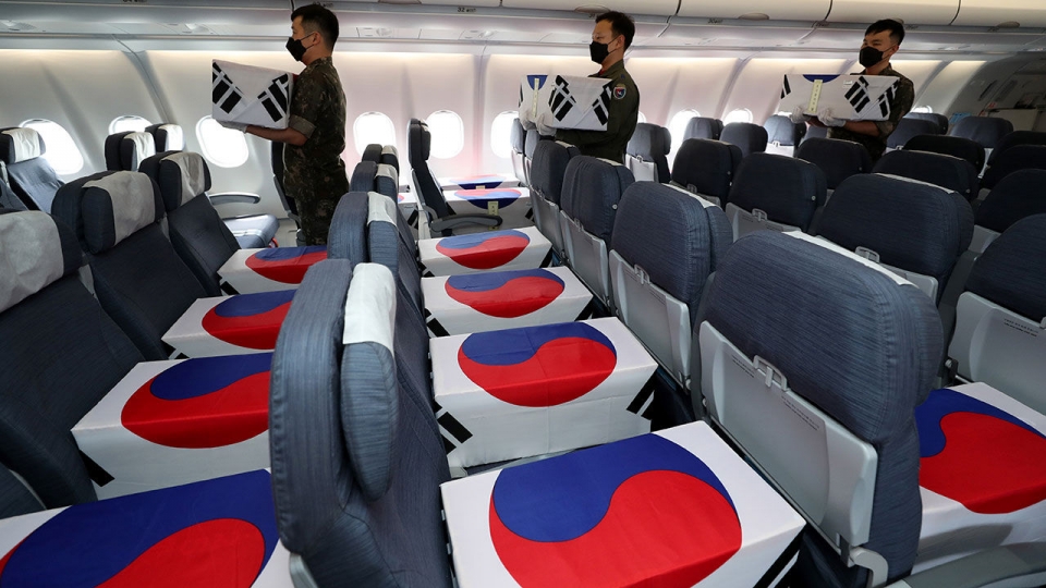 ▲ 공군 장병들이 미국 측으로부터 인수한 한국군 유해를 KC-330 공중급유기에 안치하고 있다. (사진=국방일보)