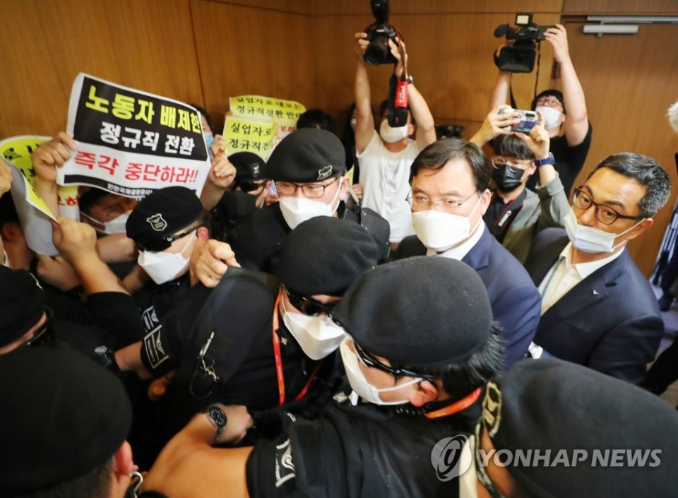 ▲ 22일 인천국제공항 제1여객터미널에서 보안검색 노동자 정규직화 관련 브리핑을 마친 구본환 인천국제공항공사 사장이 브리핑실을 나와 엘리베이터로 이동하던 중 직원들의 거센 항의를 받는 모습 (사진=연합뉴스)