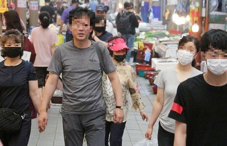 국내 코로나19로 인한 사망률이 낮고 격해제가 증가하면서, 생활 속 거리두기를 비롯해 마스크 미착용자도 많아지고 있다. 28일 오후 성남 수정구 현대시장에서 한 중년 남성이 마스크 없이 활보하고 있다. (사진=정수남 기자)