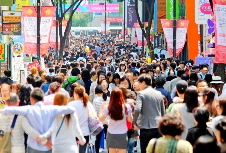 코로나19 시대와 장기화된 경기 침체로 하반기부터 한국 사회가 다소 변화의 길을 걷는다. 기획재정부가 ‘하반기 달라지는 제도’를 내놓았기 때문이다. 서울 명동 전경. (사진=내외방송 사진DB)