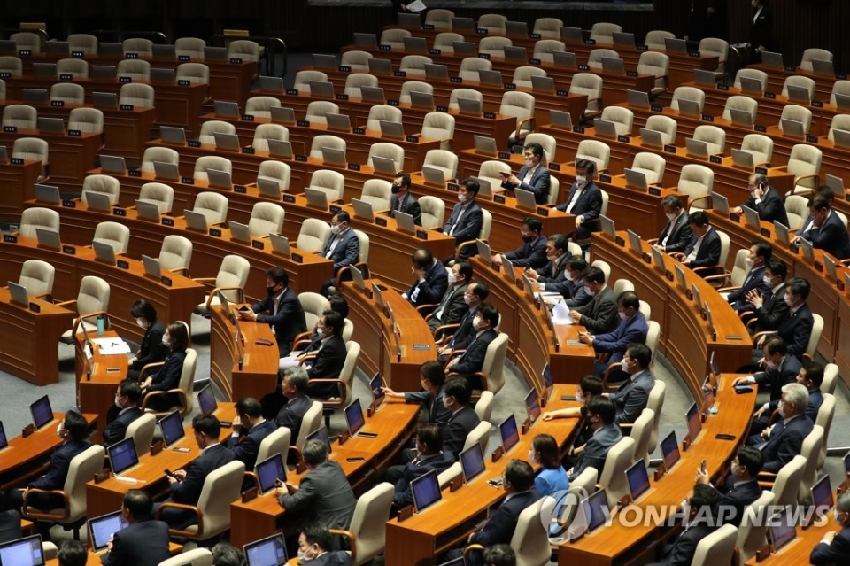 ▲ 29일 국회 본회의에서 더불어민주당, 정의당, 열린민주당 등 의원들이 미래통합당이 불참한 가운데 상임위원장 선거를 준비하고 있다. (사진=연합뉴스)