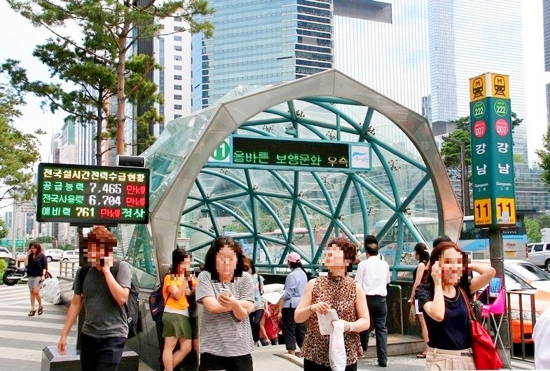 전력 당국이 국내 주요 장소에 설치한 실시간 전력 현황. 2012년 서울 강남역 모습. (사진=정수남 기자)