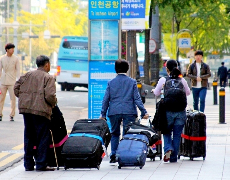 2017년 중국 정부가 사드 보복 일환으로 자국민에게 한국 금족령을 내린 이후, 방한 요유커가 급감한 것으로 나타났다. 3월 한 요우커 가족이 서울 을지로 롯데호텔앞에서 내려 호텔로 향하고 있다. (사진=내외방송 사진DB)