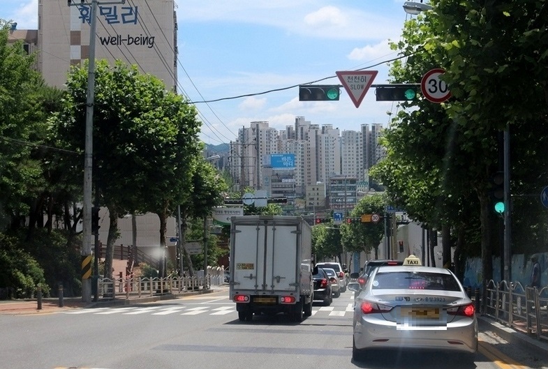 단대오거리를 100여 미터 앞에 두고 파란불을 받았지만, 바로 앞 신호는 빨간불이다. 단대오거리까지 남은 신호는 3개. (사진=내외방송 정수남 기자)