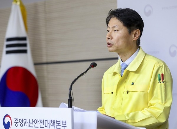 ▲코로나19 발생현황을 브리핑하는 김강립 중앙재난안전대책본부 1총괄조정관 겸 보건복지부 차관. (사진=질병관리본부)